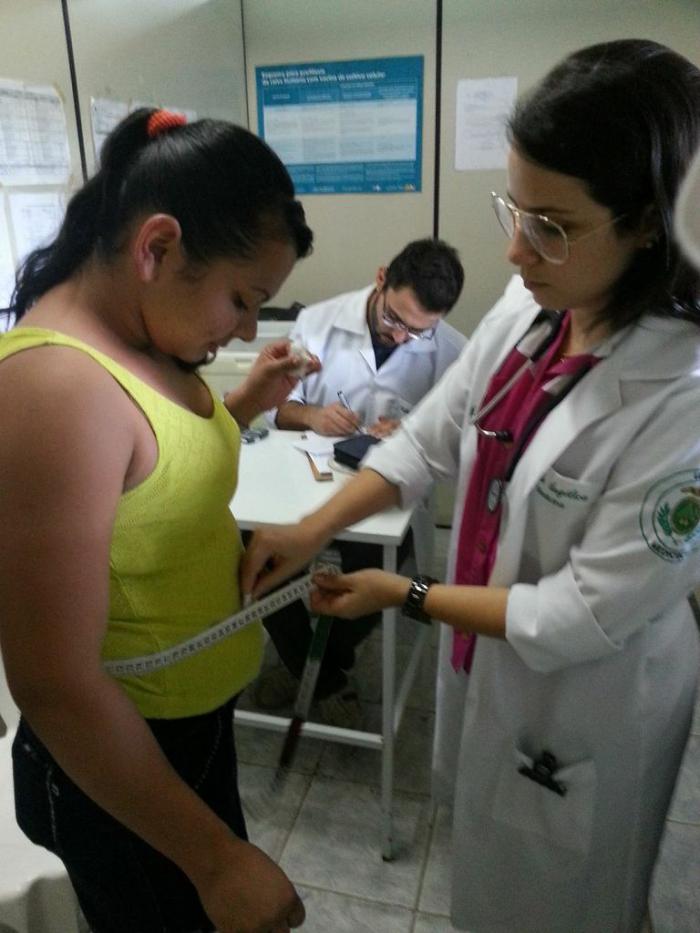 Medição da circunferência abdominal.