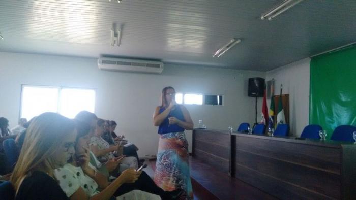 A Apoiadora da PNH SESAU Sandra Costa em Arapiraca, na apresentação do I Plano        Estadual de Humanização de Alagoas para o Conselho Estadual de Saúde e Comissões  Intergestores Regionais da 2ª Macrorregião de Alagoas.