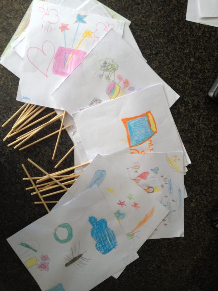 Plaquinhas com desenhos feitos pelas crianças